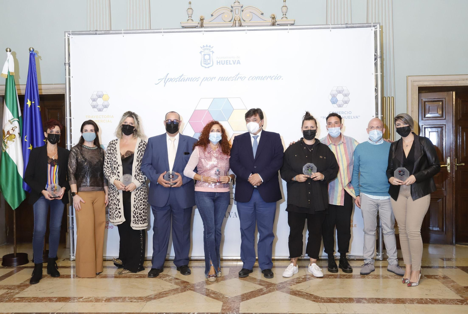 Los premiados con el alcalde de Huelva, Gabriel Cruz. Los premiados con el alcalde de Huelva, Gabriel Cruz.