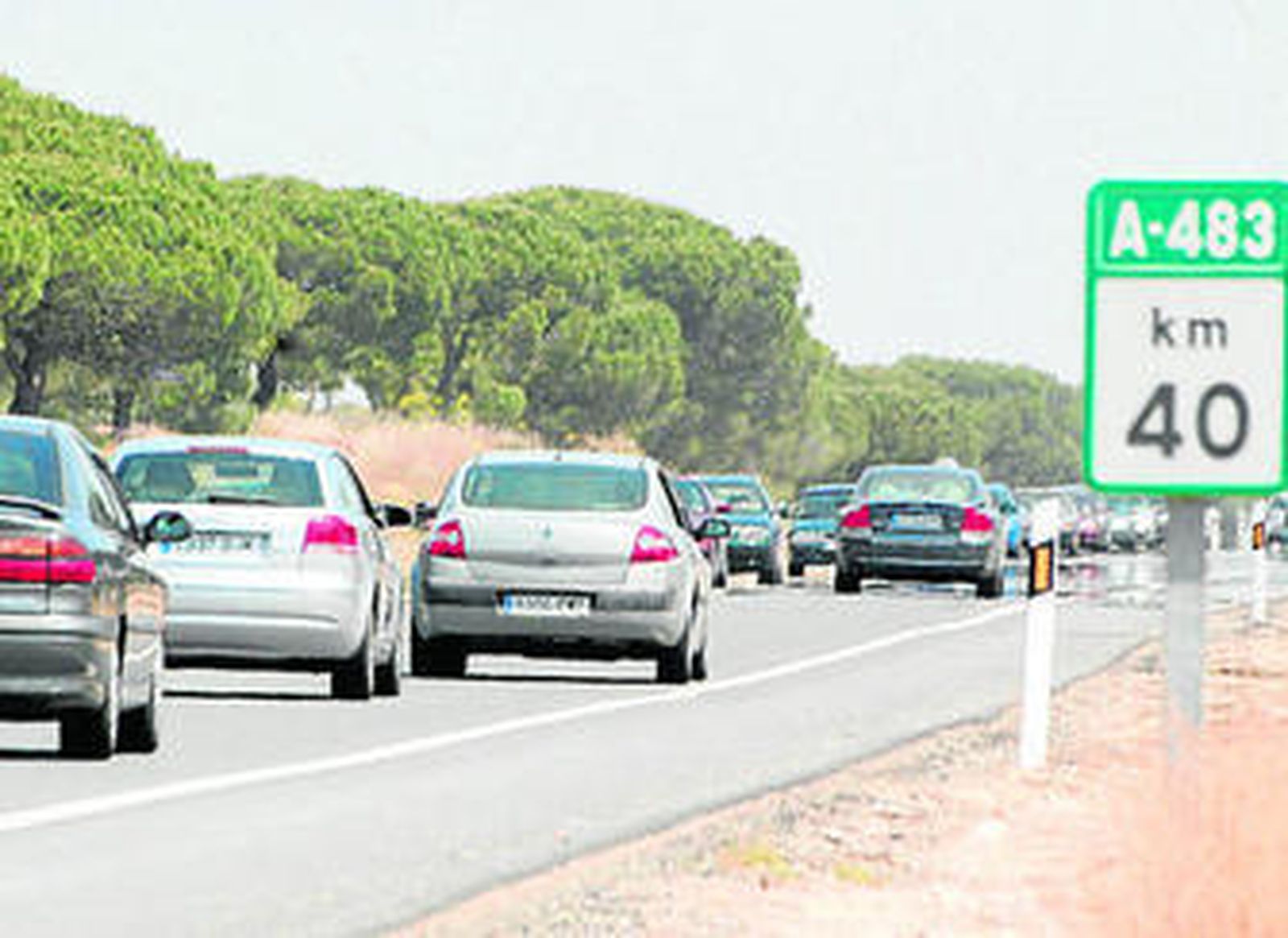 Numerosos vehículos se desplazan estos días en busca de localidades costeras.