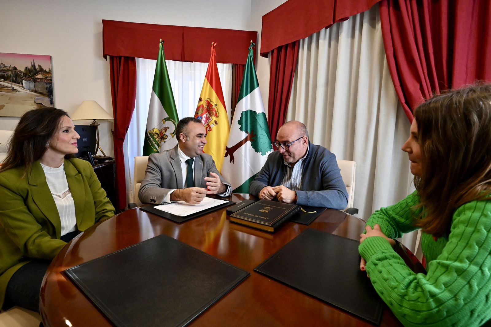 El presidente de la Diputación y el alcalde de Pinos Puente, durante la visita institucional al Ayuntamiento de la localidad.