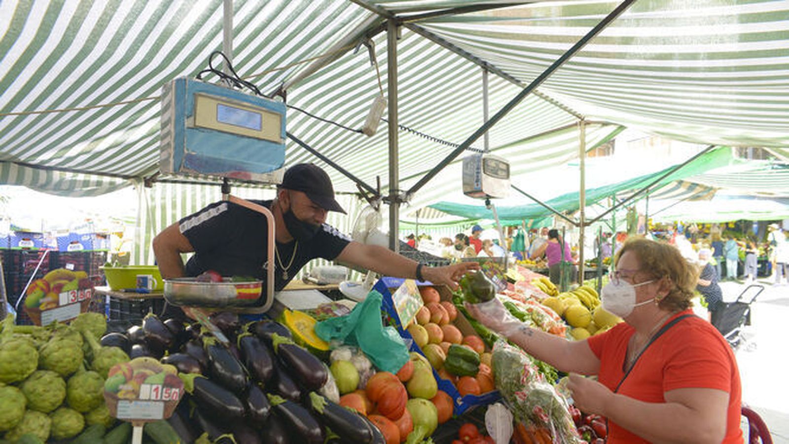 Una mujer realiza una compra en el mercado de abastos de Algeciras.