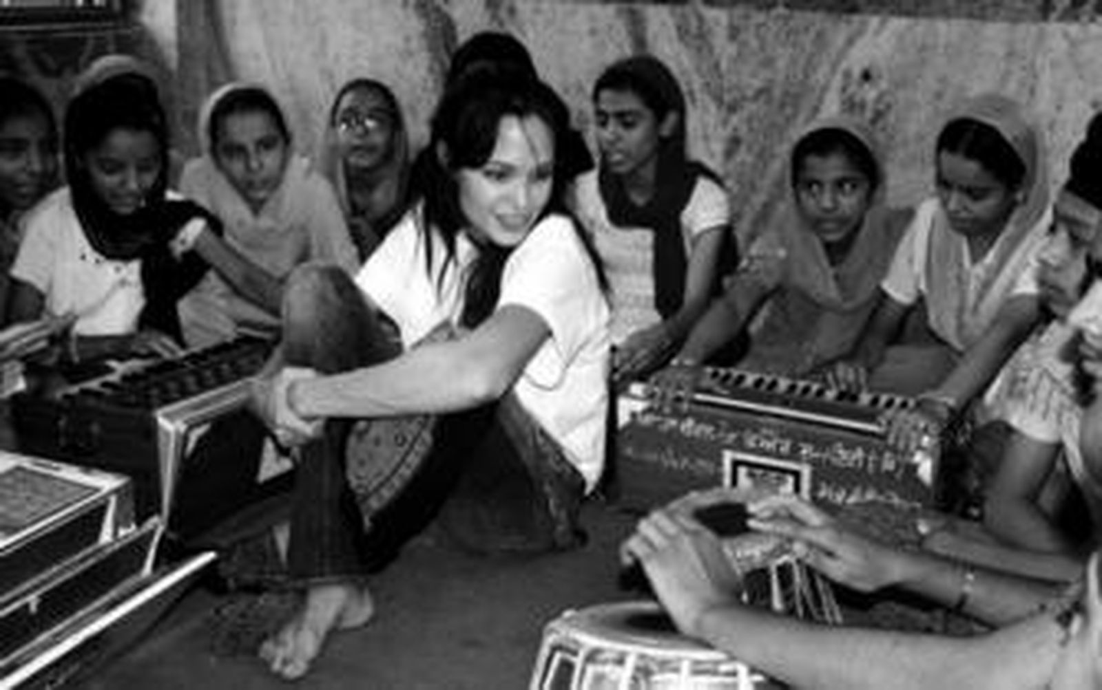 Angelina Jolie, en una visita a niños refugiados afganos en Nueva Delhi, India.