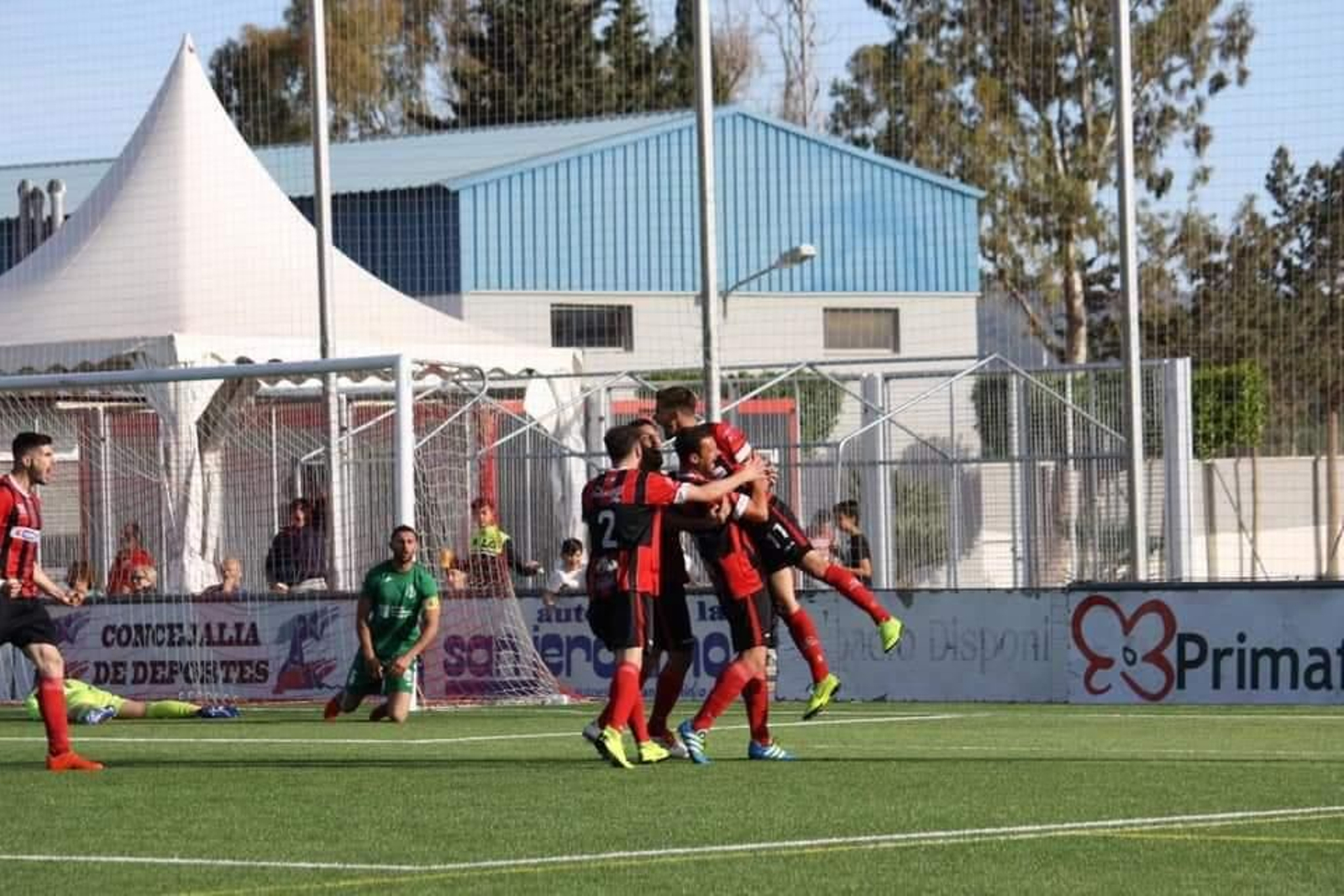 Jugadores del Pulpileño celebrando un gol.
