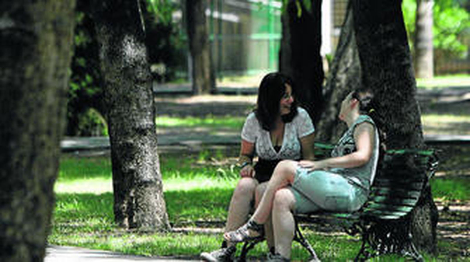 Dos mujeres conversan en el Parque de los Príncipes, en una imagen de archivo.