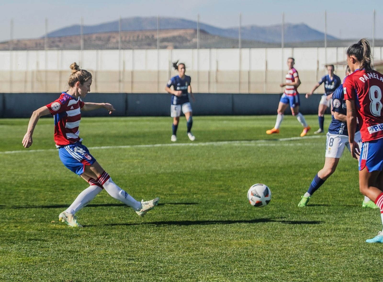 Lauri golpea el balón.