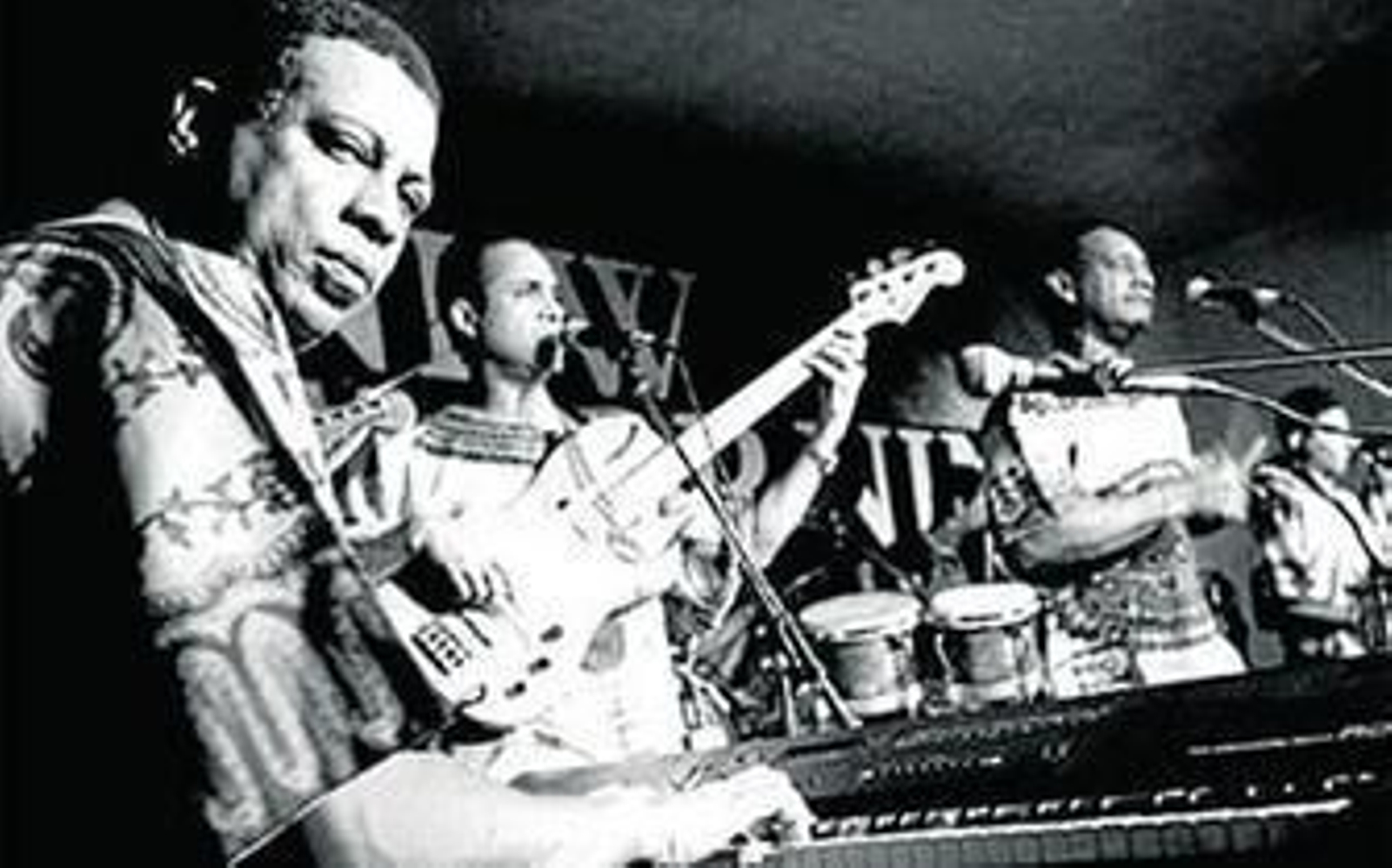 Una imagen histórica de Irakere en un concierto con Chucho Valdés en primer término.