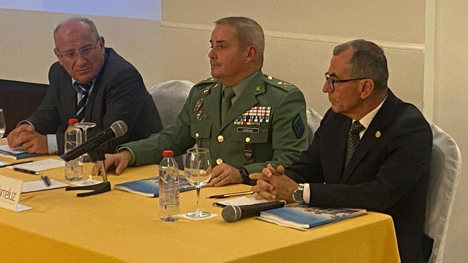 Presidencia del acto con los autores y el general jefe de la brigada “Rey Alfonso XIII” IIde la Legión y comandante militar de Almería, José Agustín Carreras Postigo