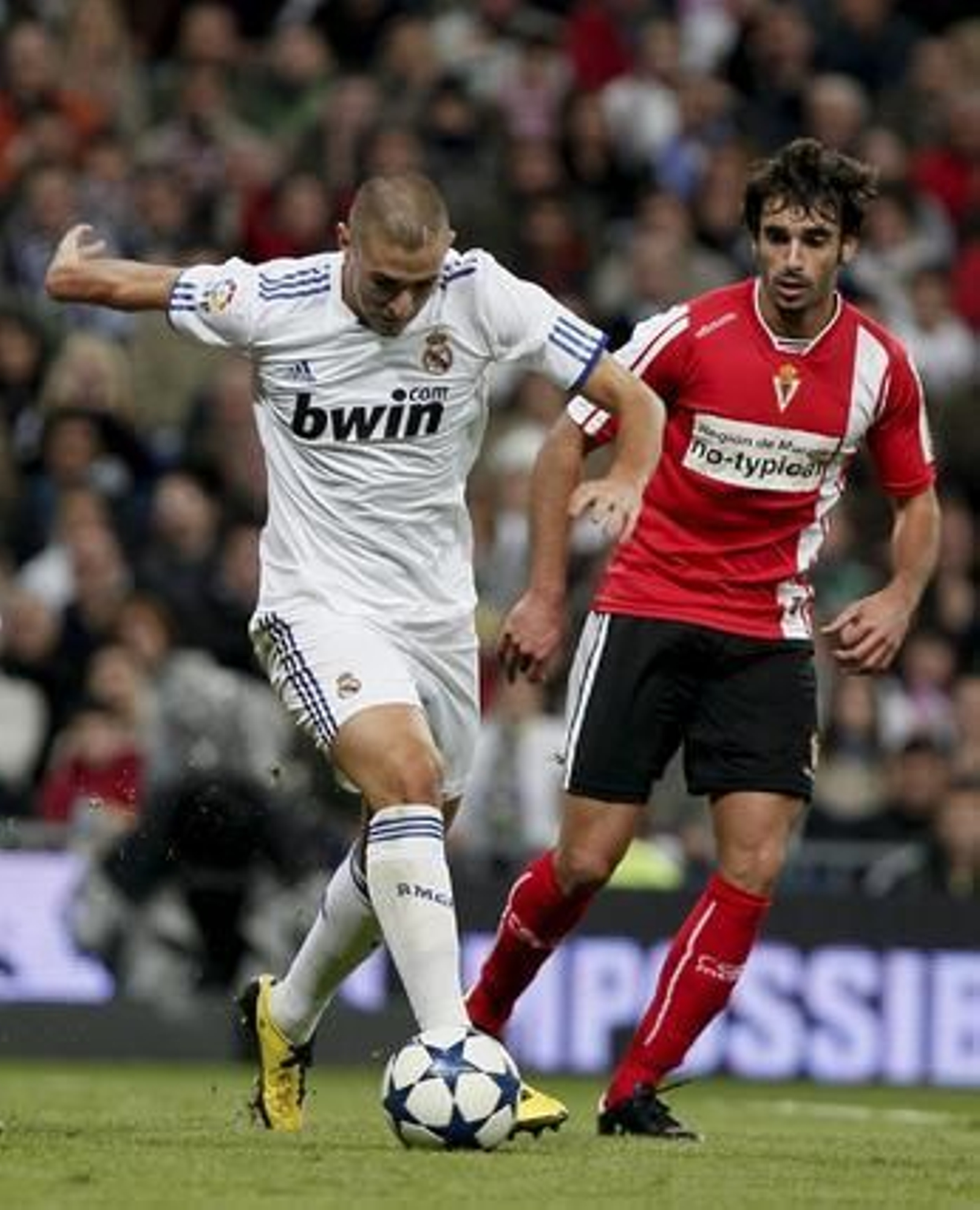 Benzema avanza con el balón poco antes de marcar el gol.

Foto: EFE