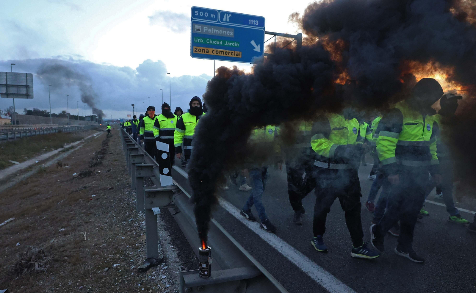 Imágenes del corte de la A7 por los huelguistas de Acerinox tras las negociaciones en el Consejo Andaluz de Relaciones Laborales