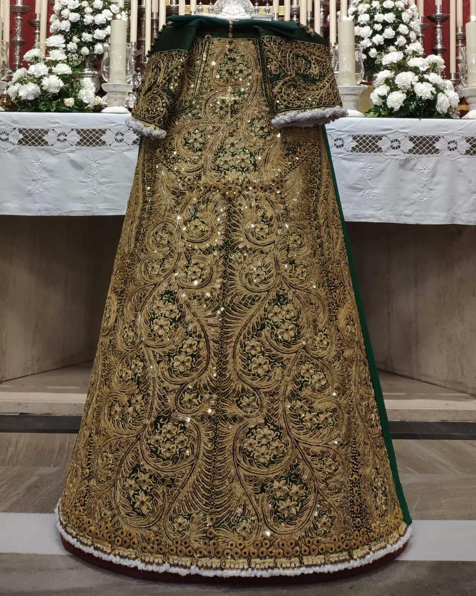 La nueva saya de la Virgen del Rosario