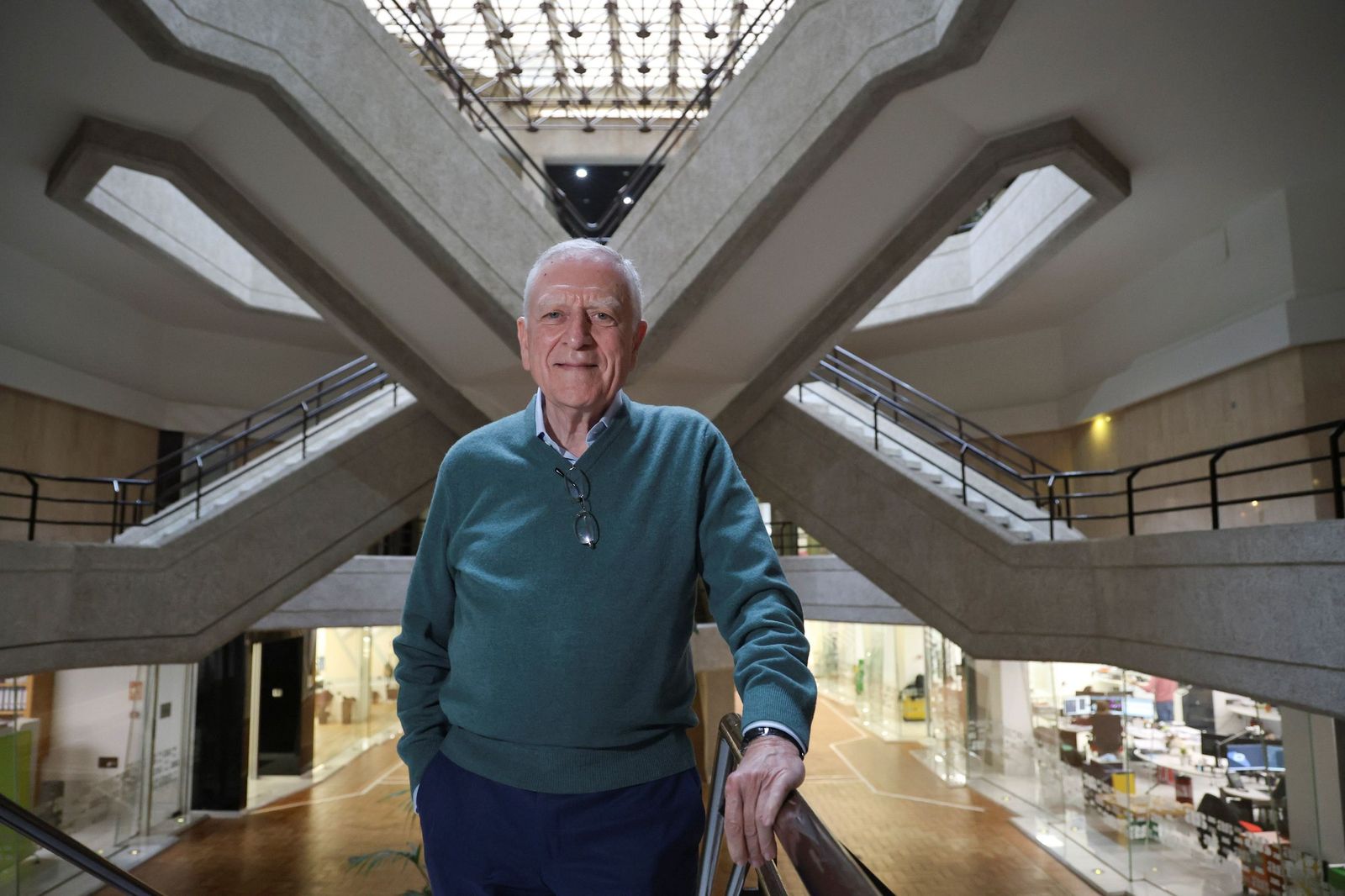 Ángel Asenjo en el edificio Horizonte, que tiene su firma, donde se encuentra su estudio.