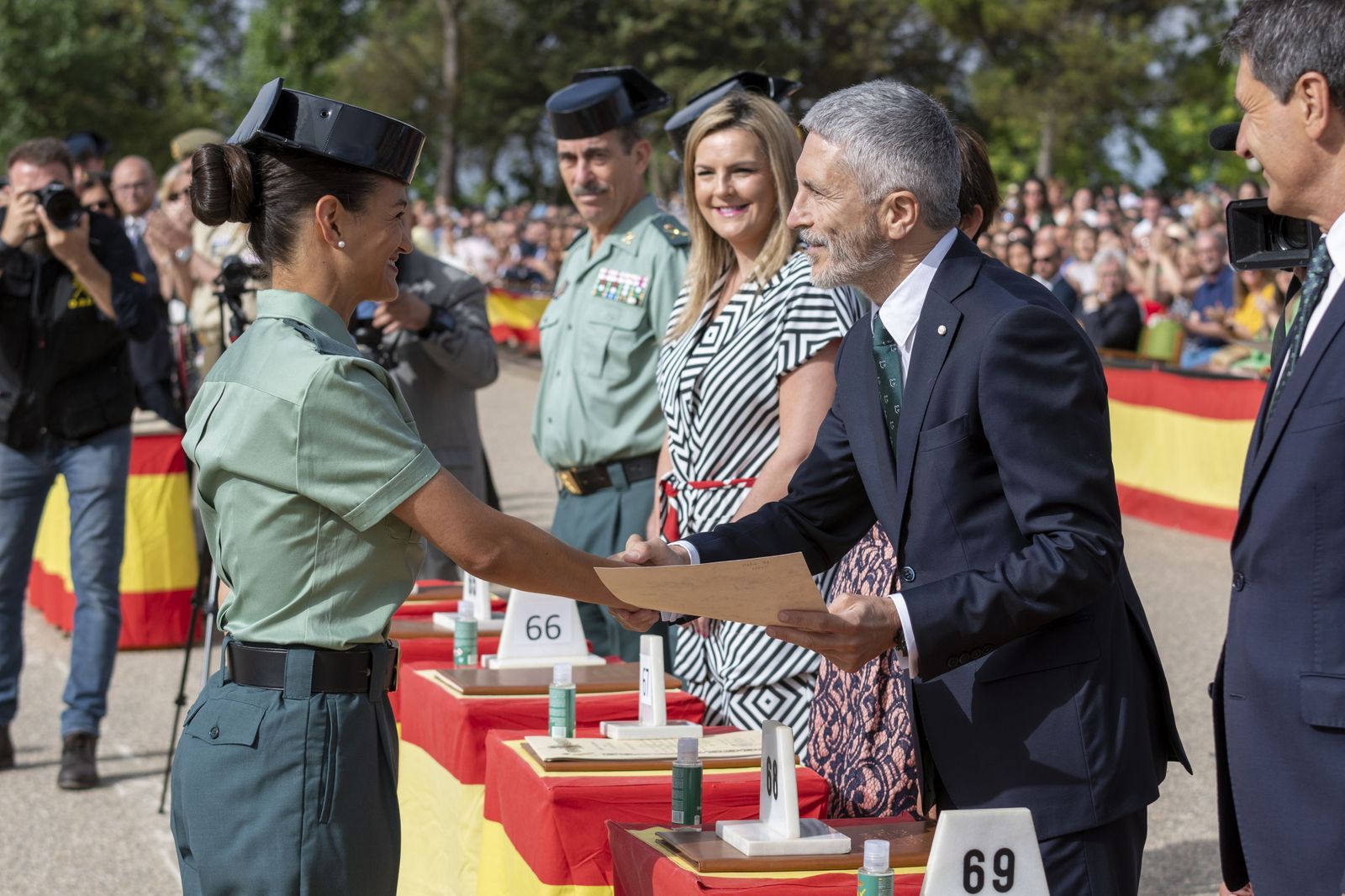 Grande-Marlaska entrega el certificado a Mayte Eboli Vázquez Medina