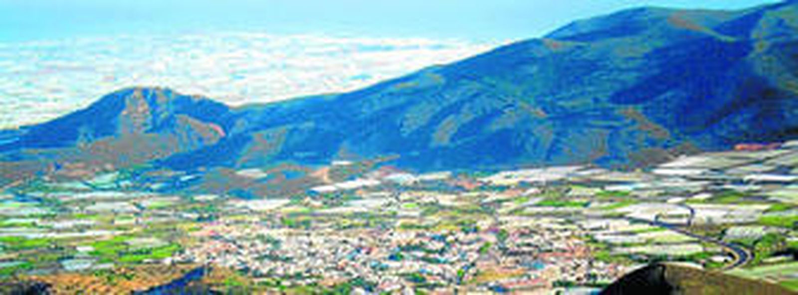 El pueblo está rodeado de la sierra virgen y de un mar de invernaderos.