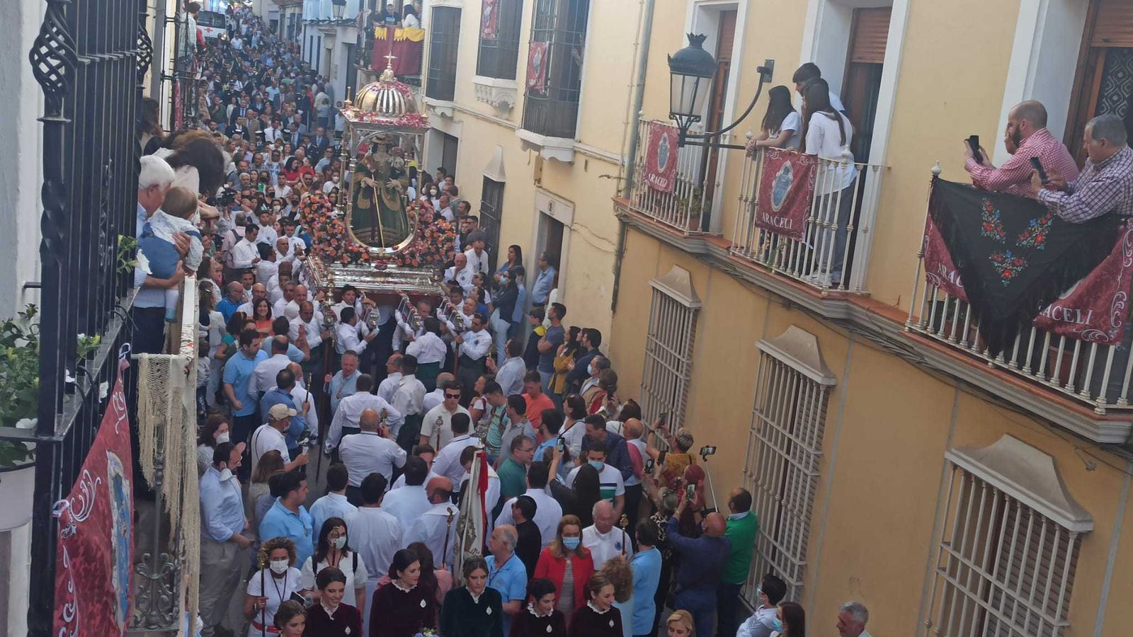 La patrona de Lucena, a su entrada a la ciudad, arropada por miles de fieles.