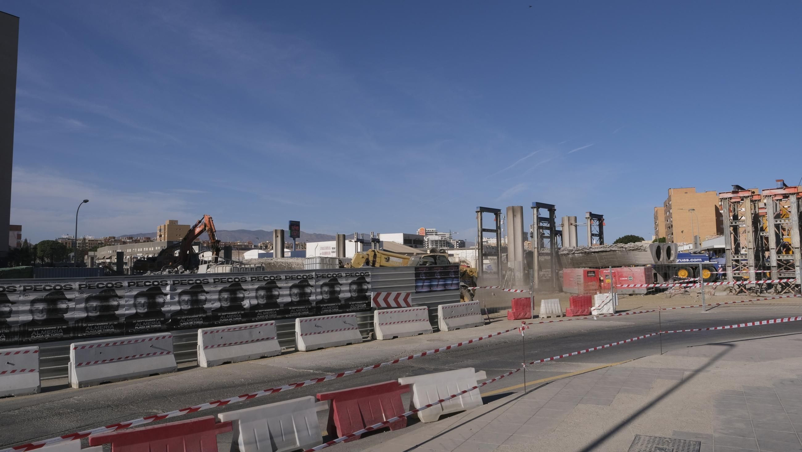 El Puente de la Avenida del Mediterráneo ya es historia, en imágenes