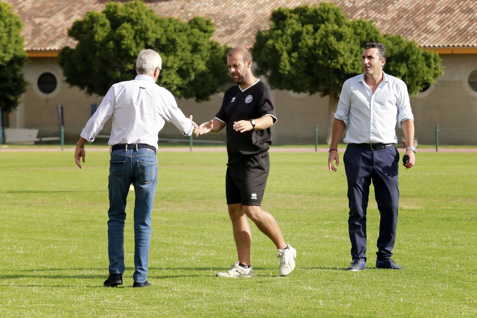 Bernardo Plaza estrecha la mano de Rafael Coca este viernes en el entrenamiento en presencia de Villegas.
