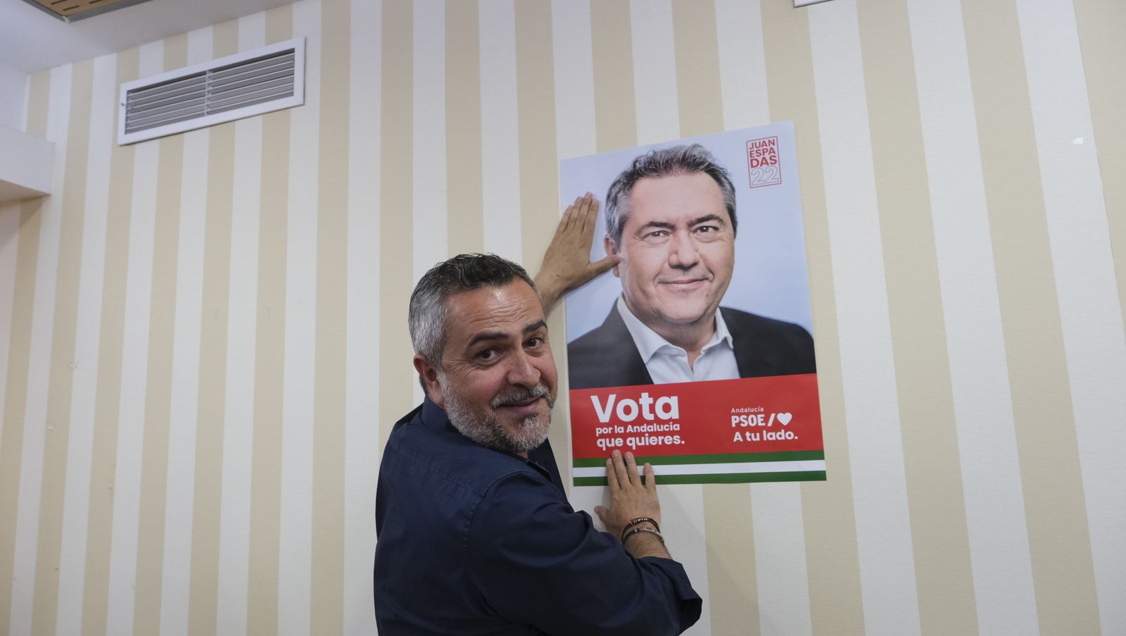 Imágenes del inicio de campaña electoral andaluza con la pegada de carteles.