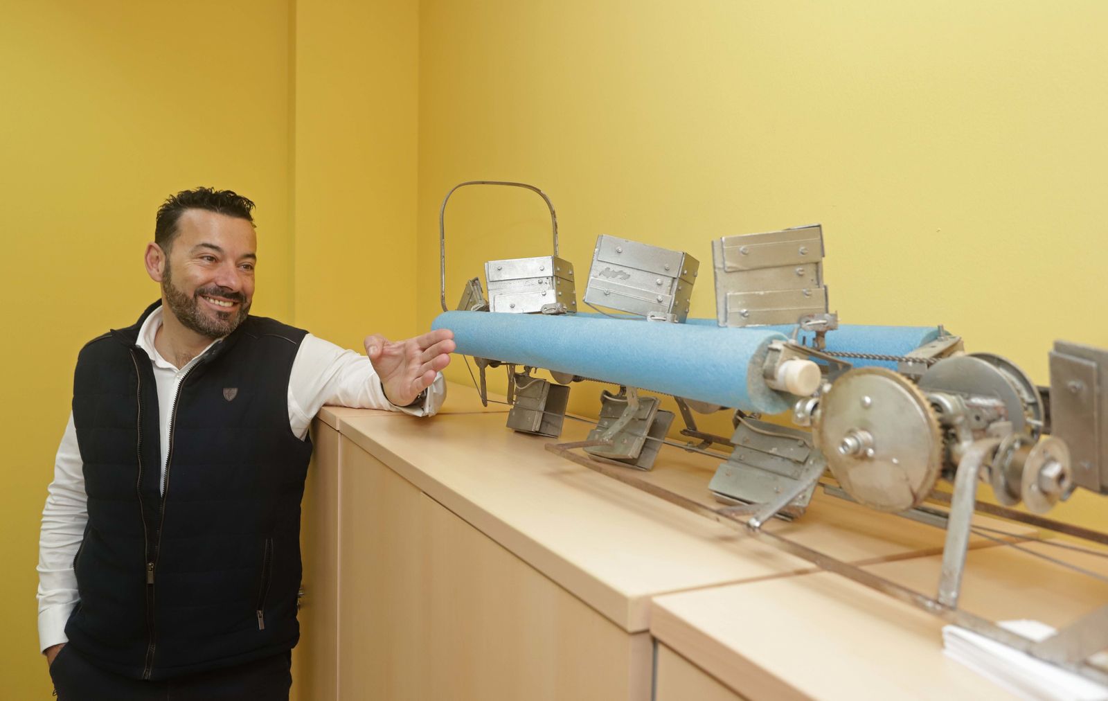 José Manuel Mendoza, uno de los dos creadores de Gold Wave, en la sede de Grupo Centelman junto a una maqueta de Gold Wave.