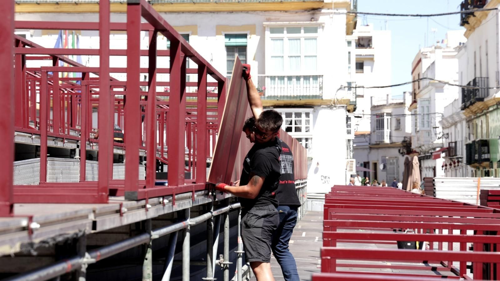 Las imágenes del montaje de la Carrera Oficial de la Semana Santa de San Fernando