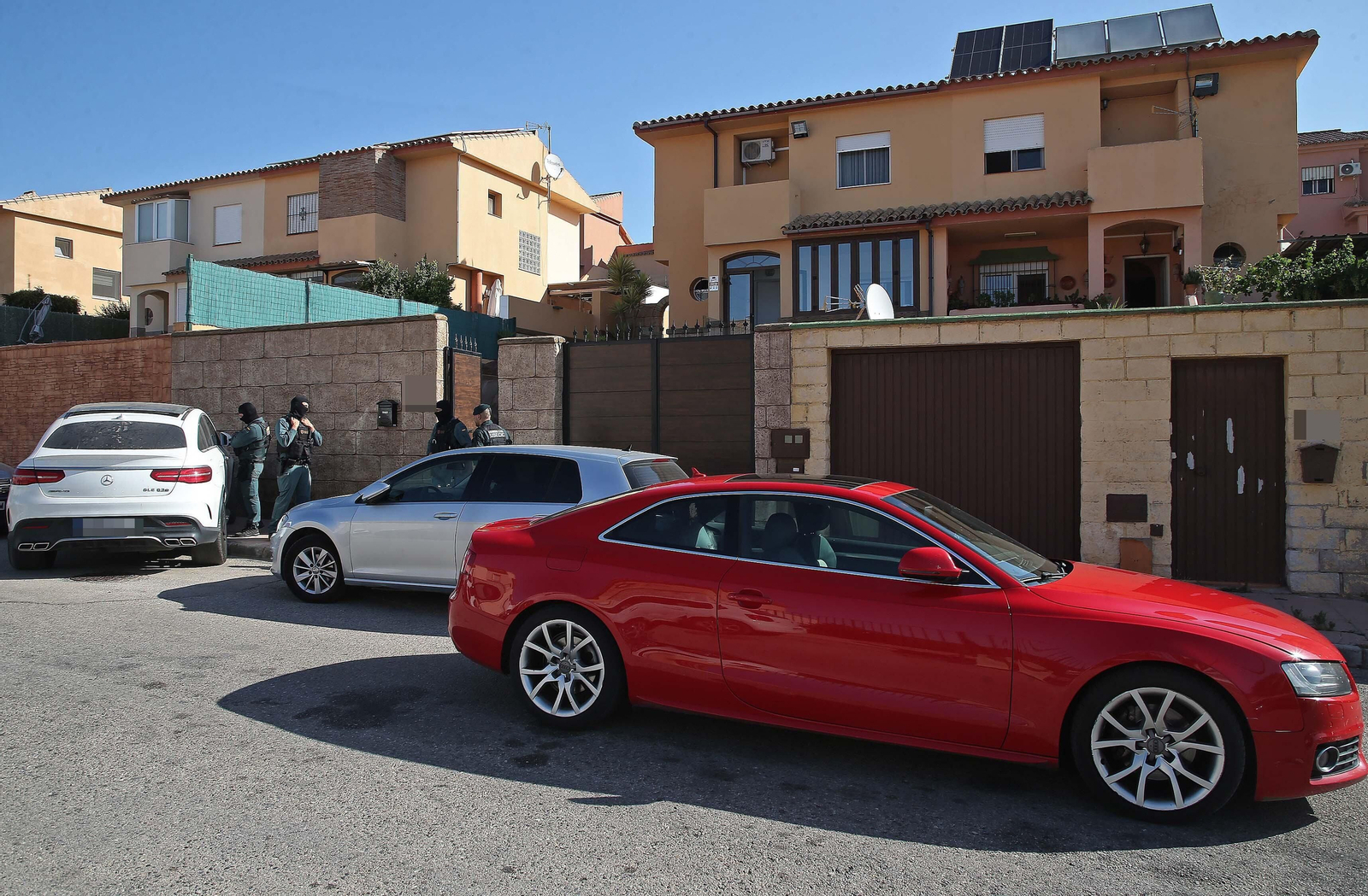 Fotos del registro de la Guardia Civil en Santa Margarita en La Línea
