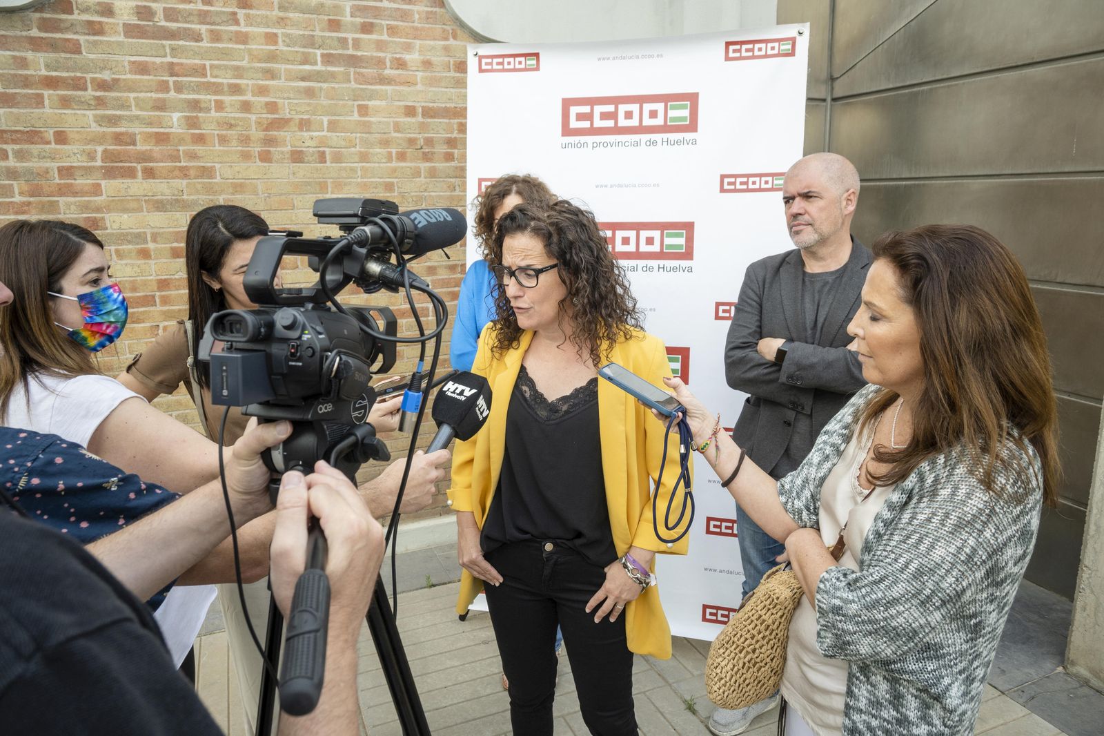 Julia Perea durante sus declaraciones junto a Unai Sordo y Nuria López.