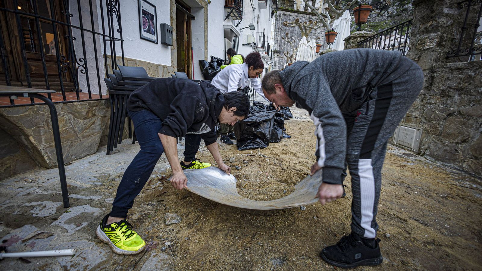 Las imágenes del retorno de los vecinos de Grazalema a sus casas después de once días desalojados