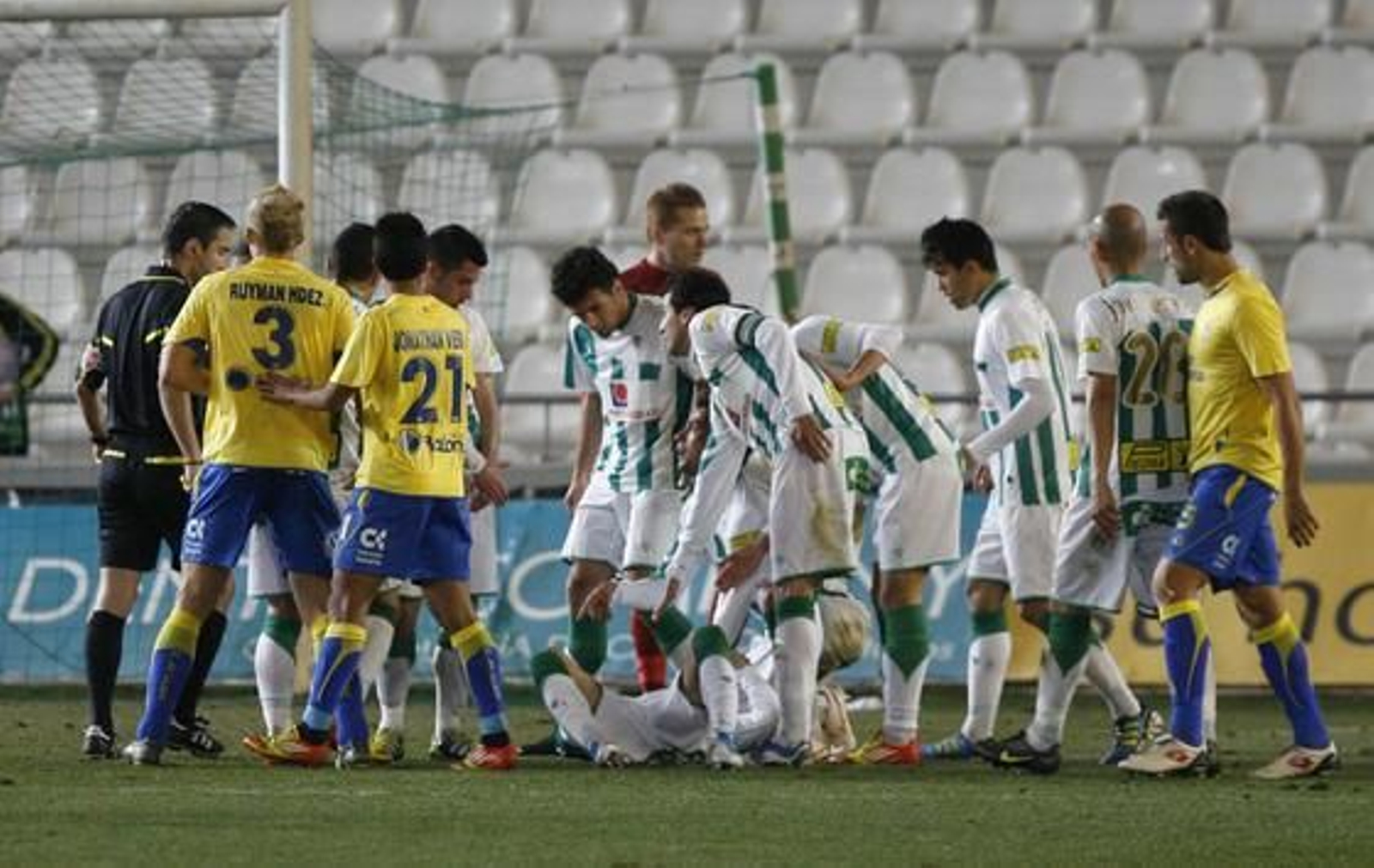 El Córdoba acosa desde el inicio la portería rival y se sobrepone a un penalti fallado por Vitolo con un golazo de Javi Patiño.

Foto: Álvaro Carmona