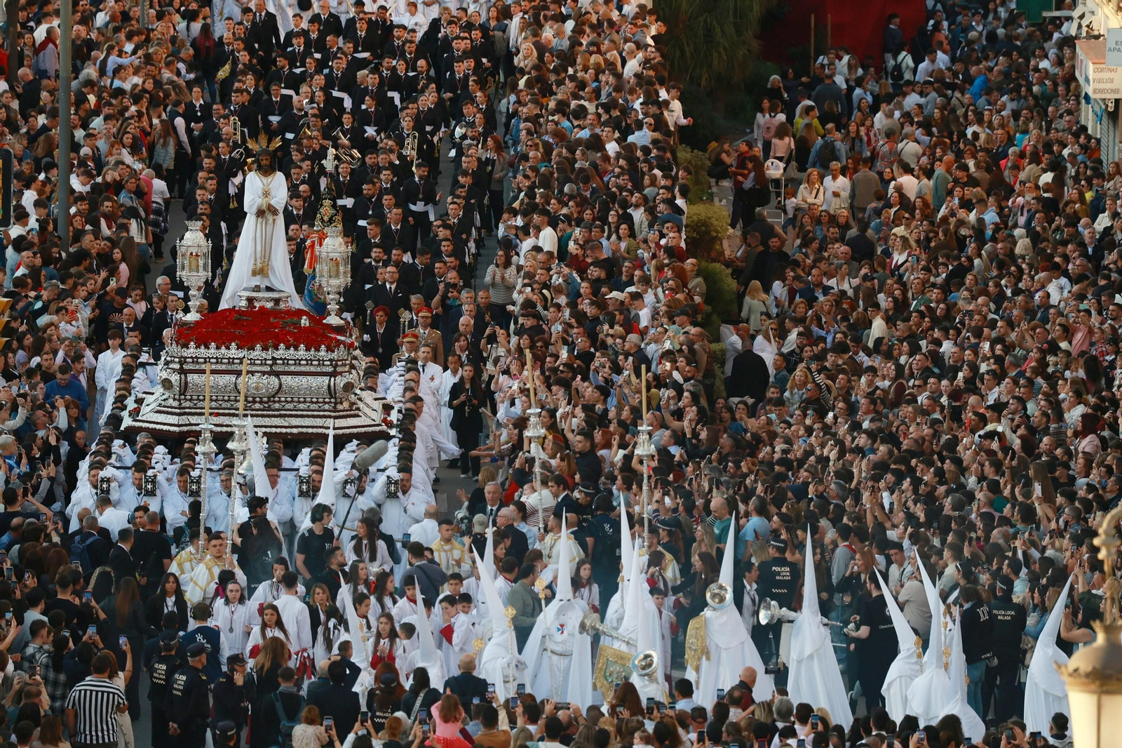 El Cautivo, en su procesión del Lunes Santo en Málaga, en fotos