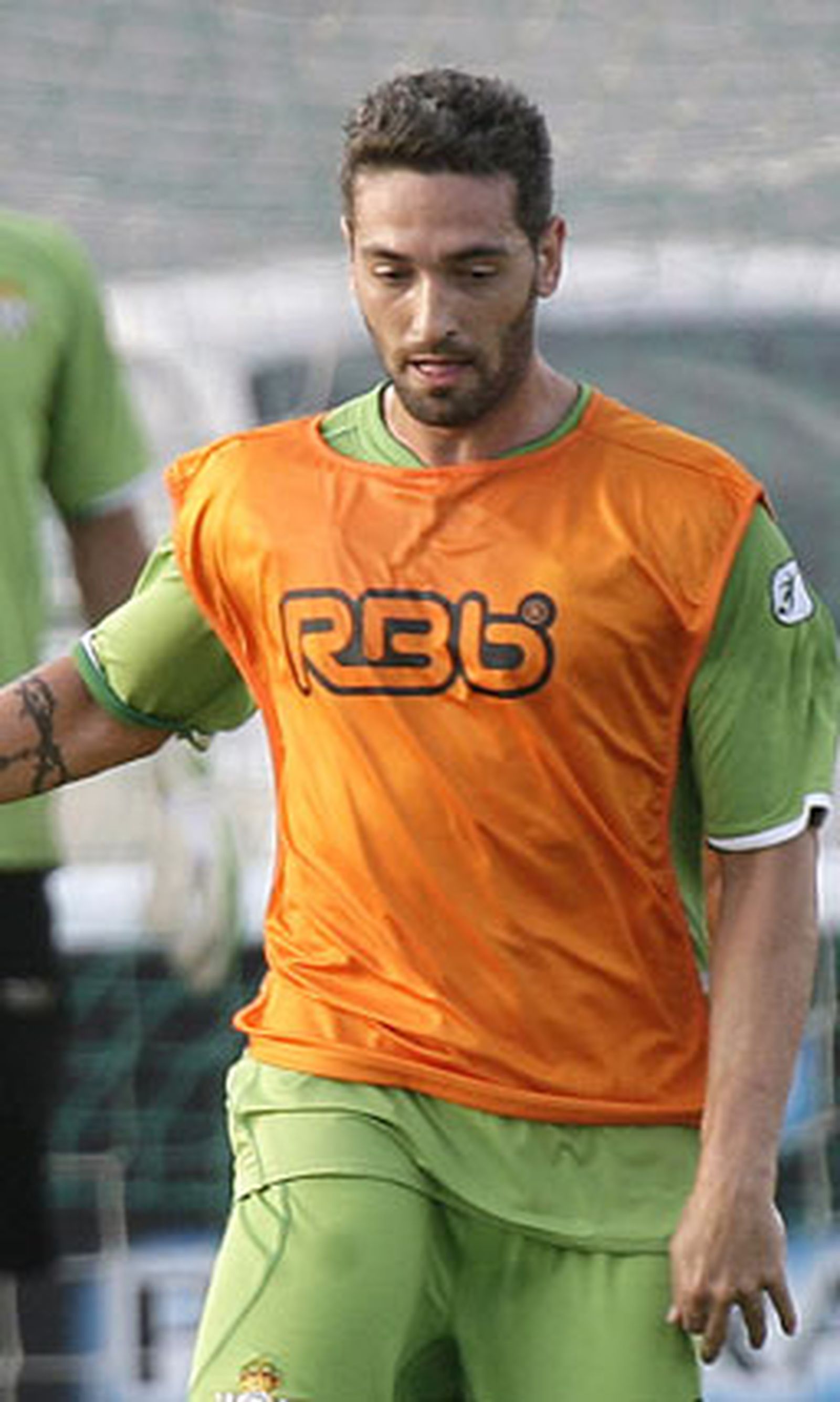 ARZU (medio)
Edad:28 años
Tempo. Club:8ª
Goles en la 08-09:0
Contrato hasta:2010

Foto: Diario de Sevilla