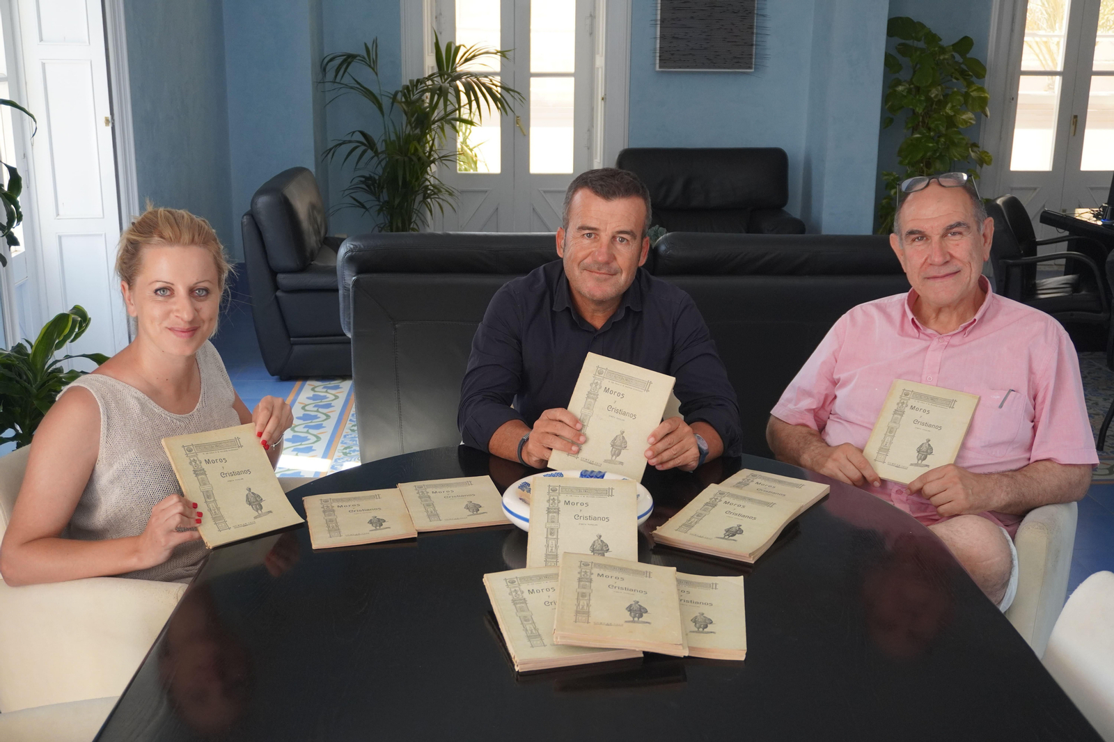 El alcalde, la edil de Educación y el editor muestran el libro. El alcalde, la edil de Educación y el editor muestran el libro.
