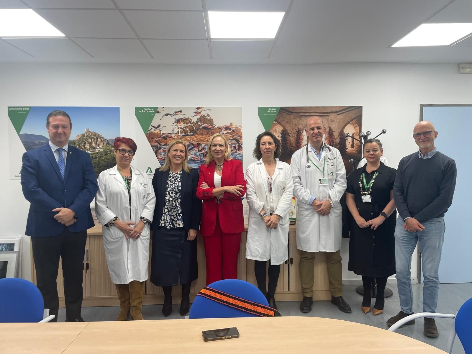 Responsables de Rotary Club Jerez Internacional y del Área de Gestión Sanitaria de Jerez durante la firma del convenio.