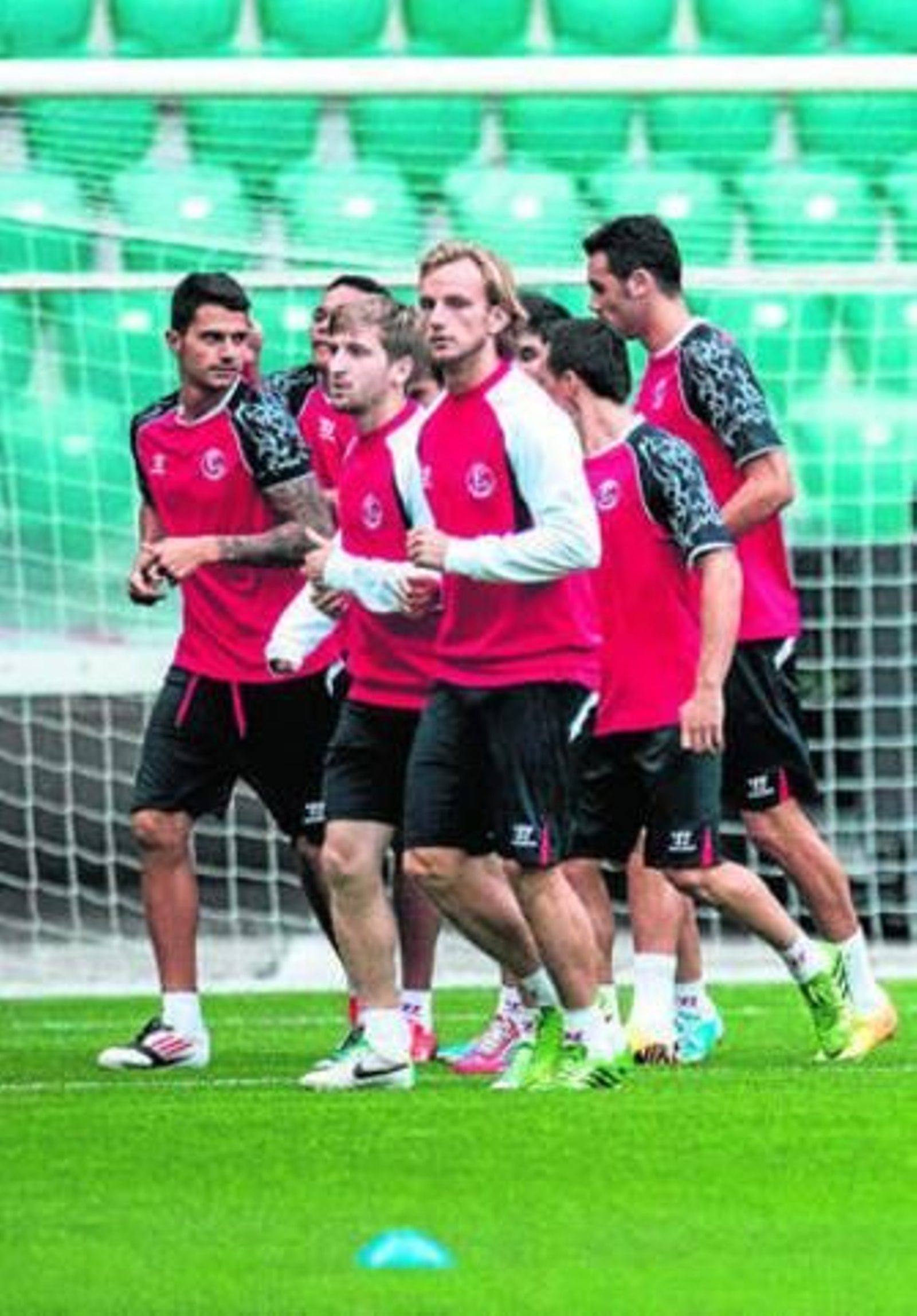 Rakitic mira a la cámara en el estadio de Breslavia junto a Marin, Vitolo y Bacca entre otros.
