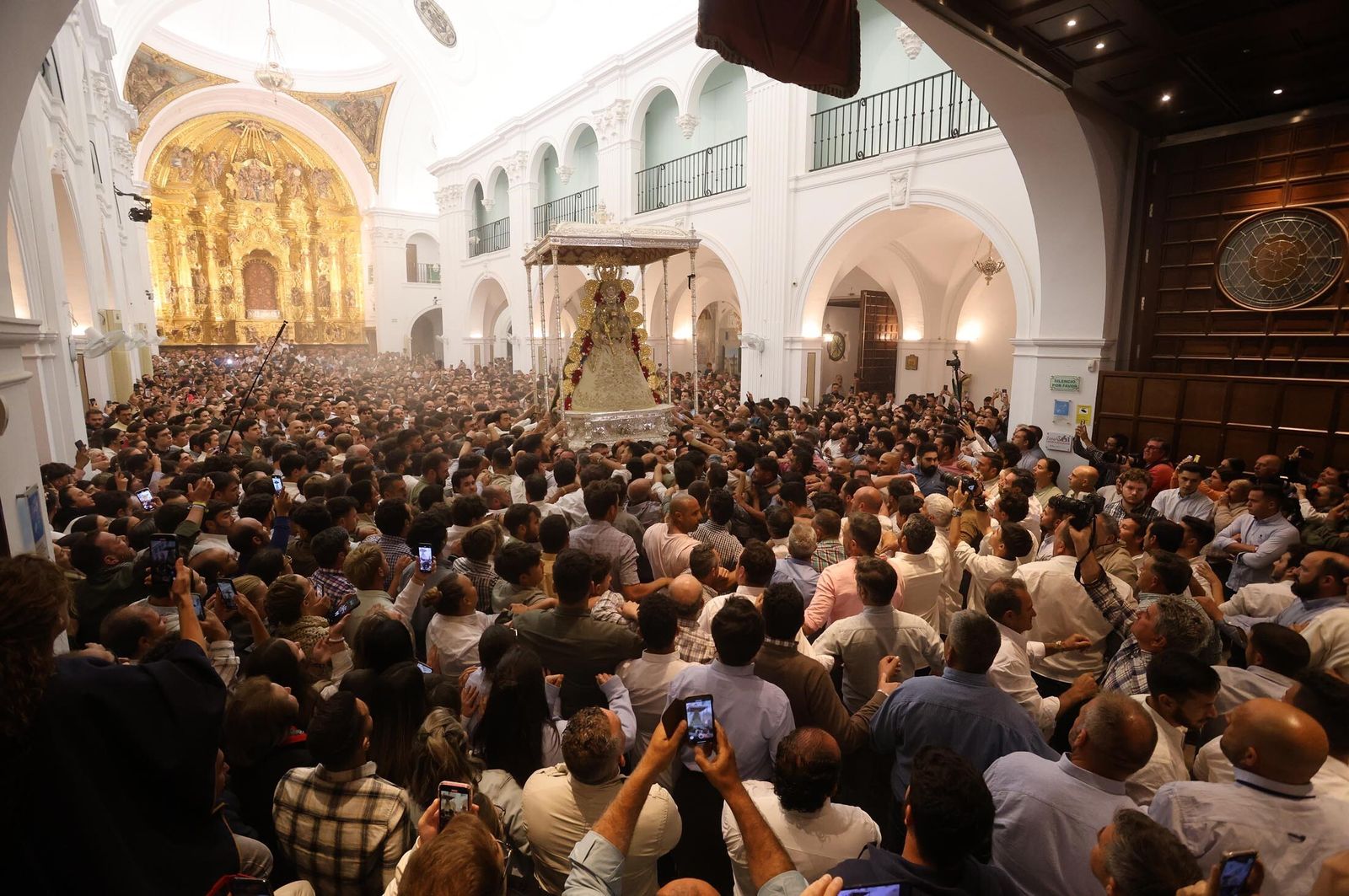Imágenes de la procesión de la Virgen del Rocío y visita a la casa de Hermandad de Jerez