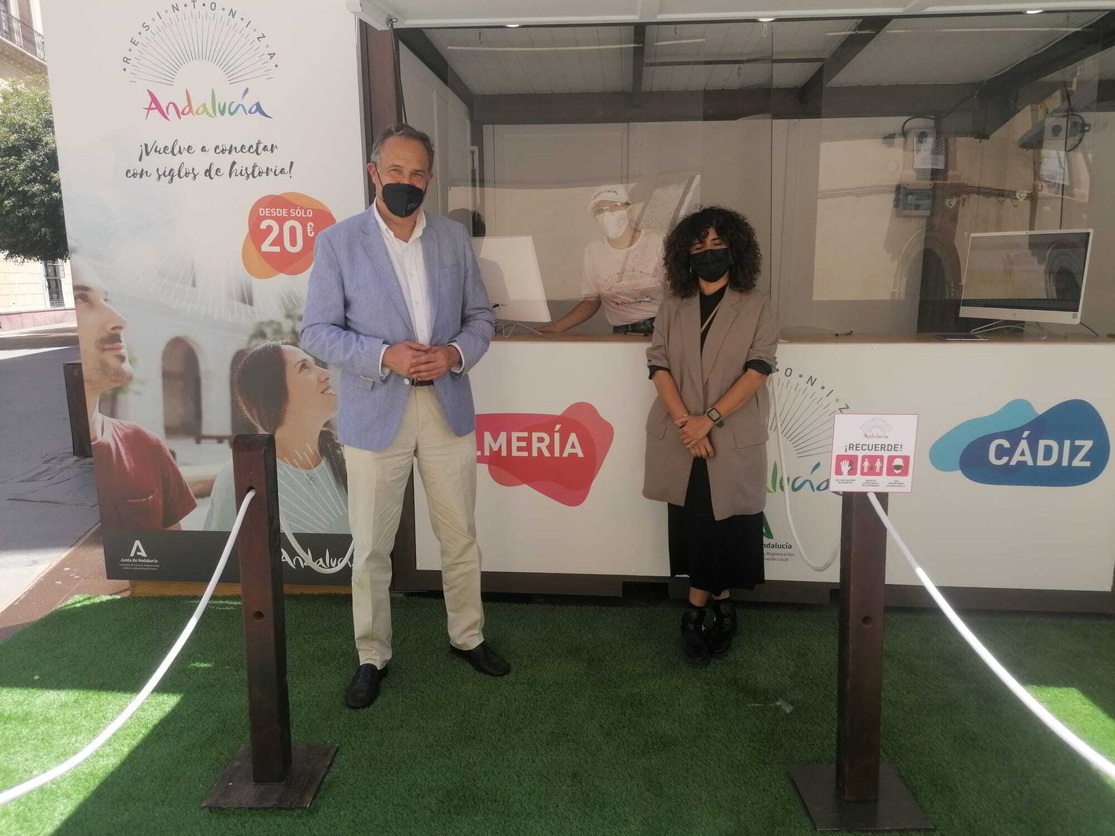 El delegado de Turismo visita la promoción itinerante 'Resintoniza Andalucía'