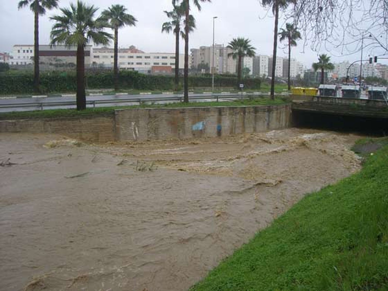 Las lluvias obligaron a cortar varias carreteras y pasos subterráneos.

Foto: Agencias