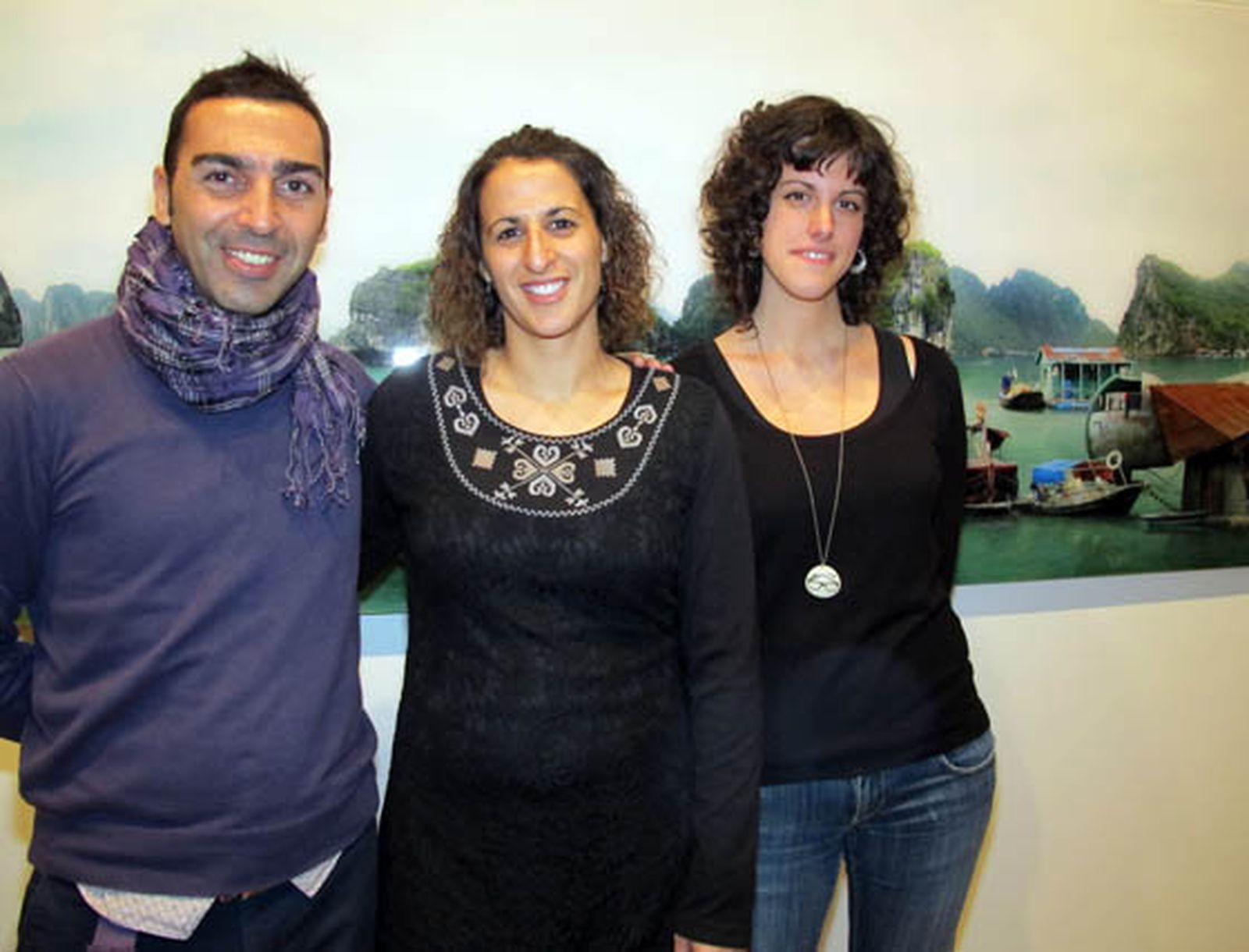 Antonio Luque, Ana Medina (FVM) y Ana Quesada, responsables de las visitas guiadas y atención al grupo de la exposición, ante la obra de Dionisio González 'Halong VI'.

Foto: Victoria Ramírez