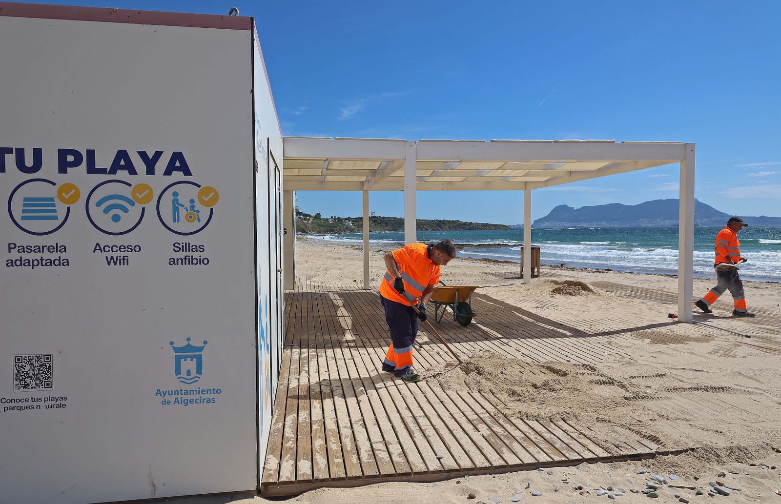 Imágenes de los preparativos para  la temporada de playas en Getares