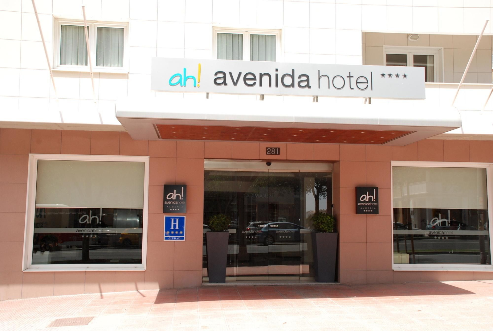 Entrada del Avenida Hotel Almería.