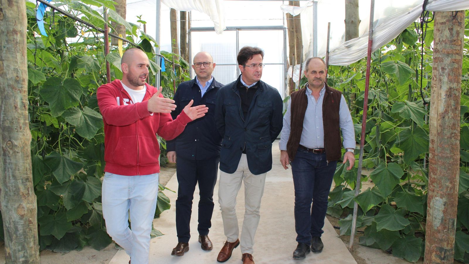 El propietario del invernadero de Balerma, durante la visita del alcalde de El Ejido