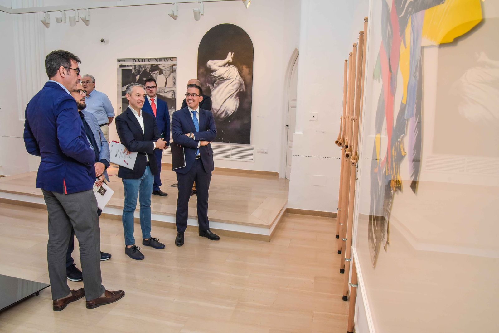 El jurado revisa las obras de arte seleccionadas, ayer, en el Museo Joaquín Peinado de Ronda.