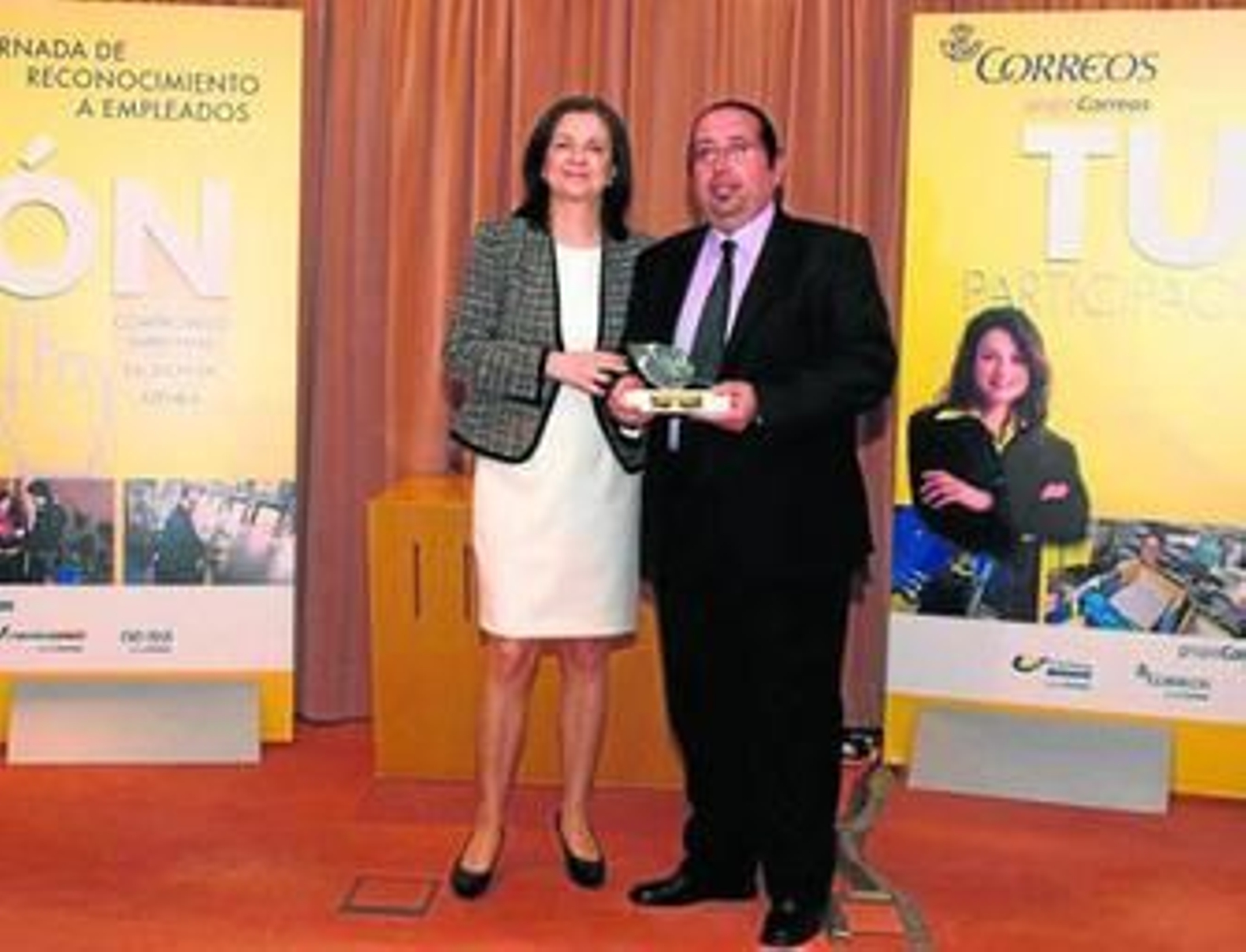 Carlos Canet recoge el premio de manos de la directora de Planificación de Correos, Marta Fernández.