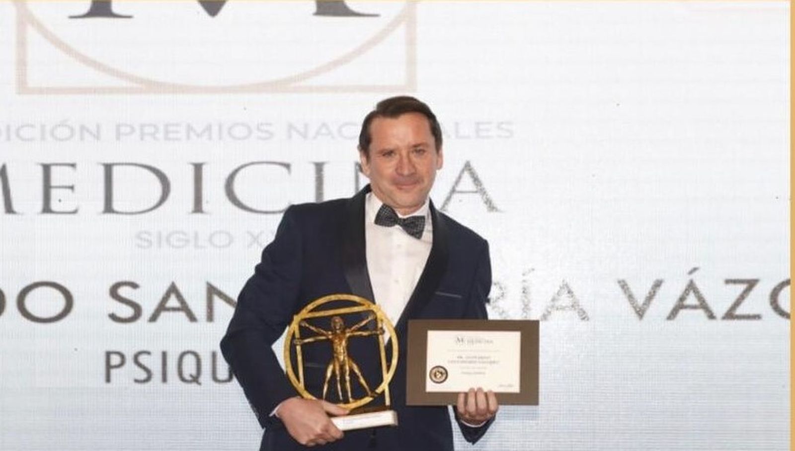 El psiquiatra portuense Leonardo Santamaría recoge en Madrid un premio nacional.