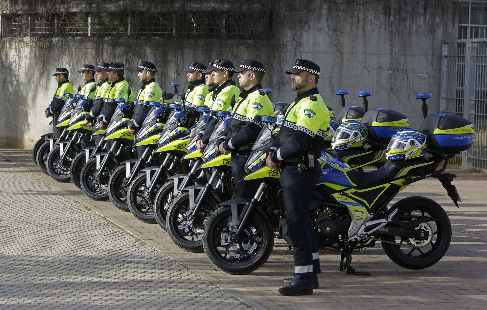 Agentes de Policía Local junto a las nuevas motos adquiridas recientemente.