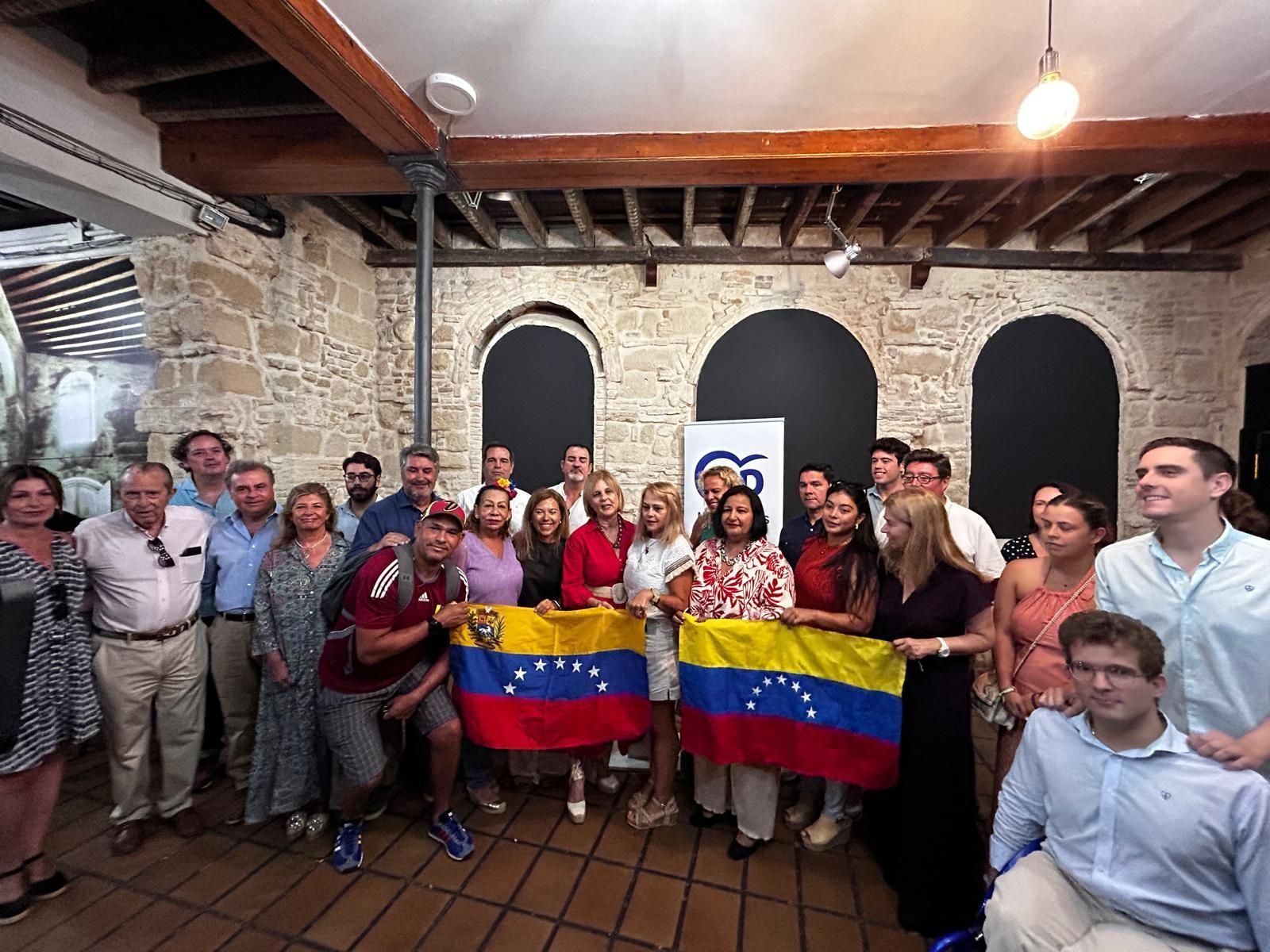 Ana Alós mantiene en Jerez un encuentro con la comunidad venezolana arropada por la alcaldesa, María José García-Pelayo y miembros del partido.