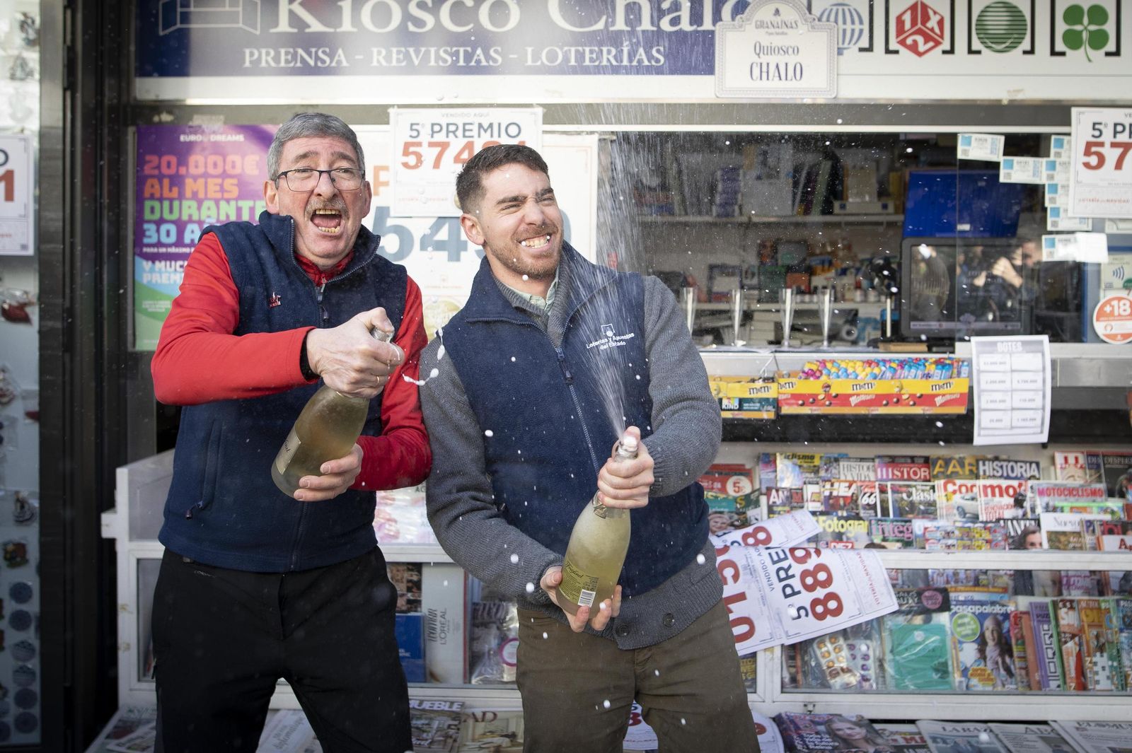 Los dueños del Quiosco Chalo celebrando haber entregado un premio.