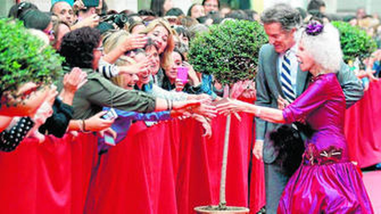 Los duques fueron recibidos entre vítores y aplausos en la boda de María Colonques, la hija del presidente de Porcelanosa.