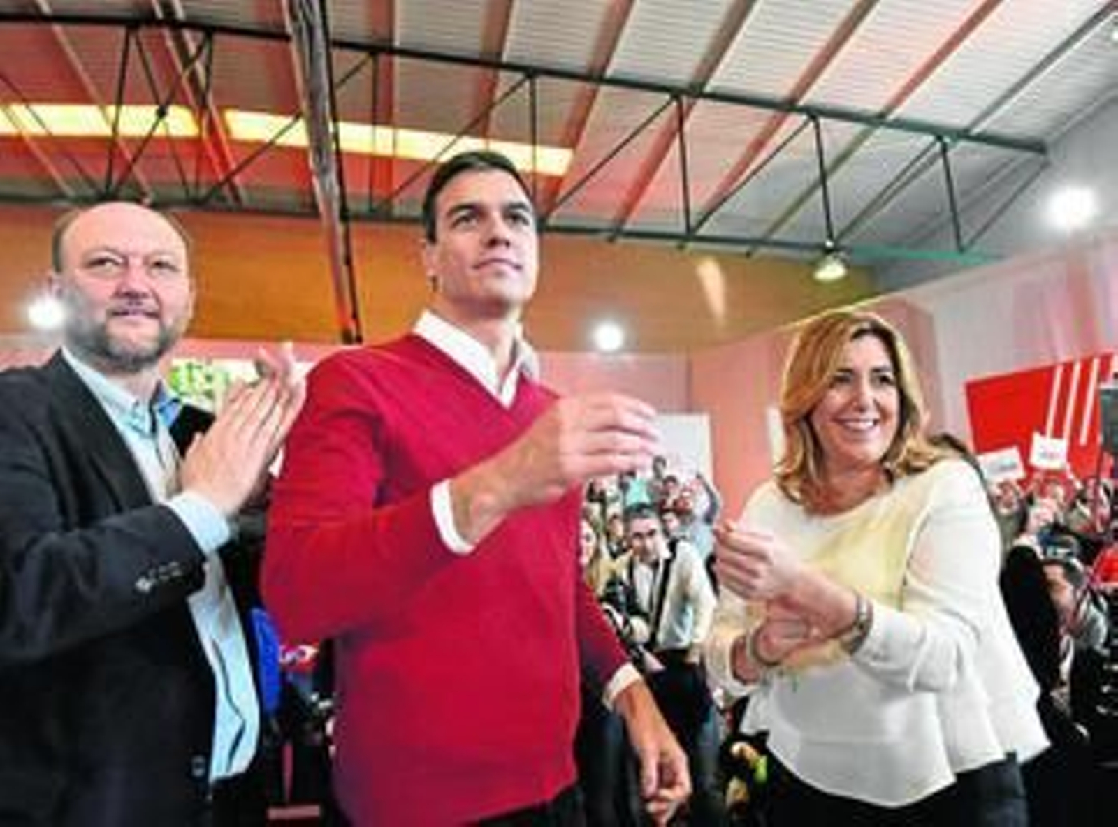 Antonio Pradas, Pedro Sánchez y Susana Díaz en un acto de la campaña electoral en Sevilla.