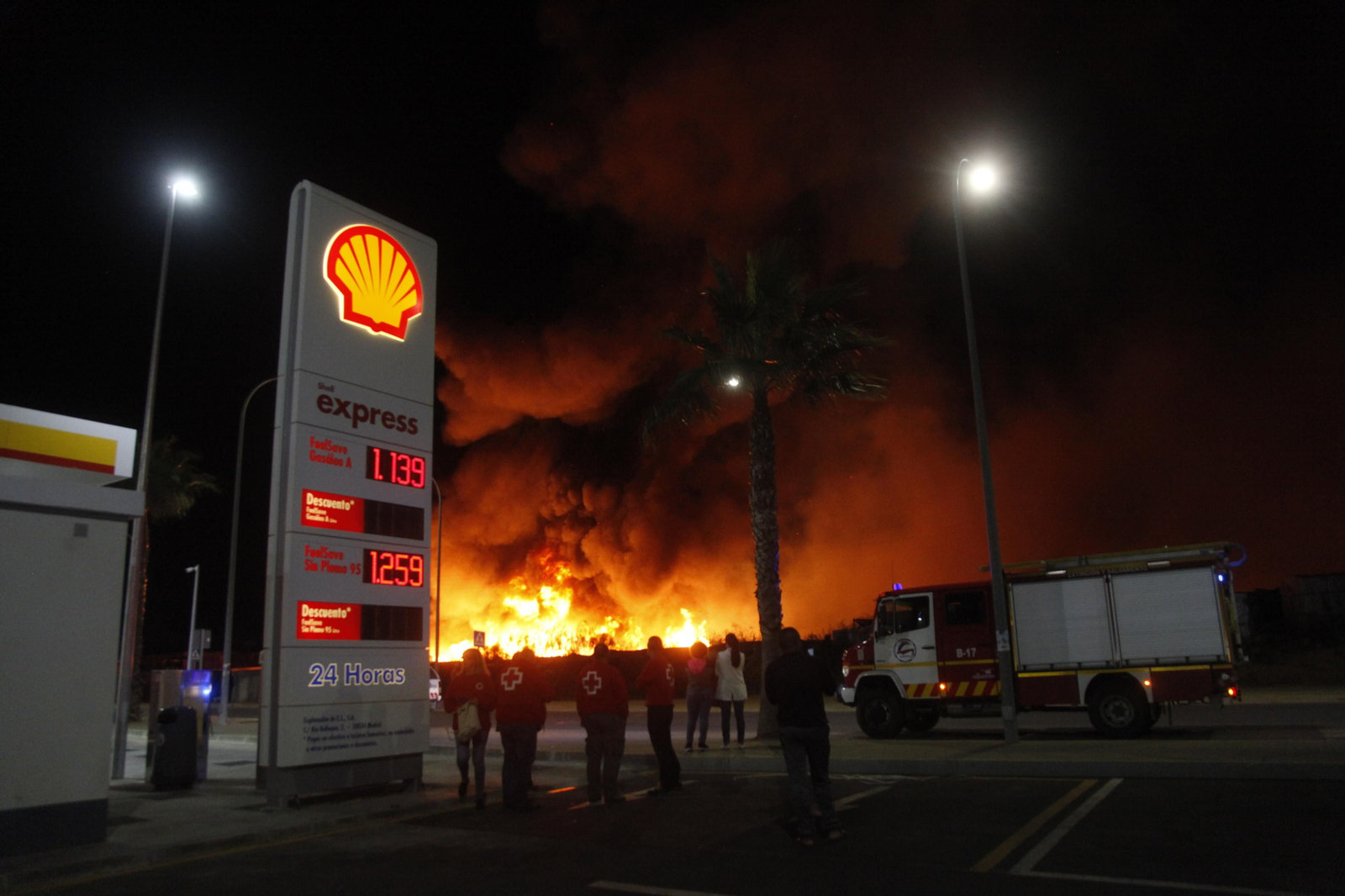 Un incendio obliga a evacuar un asentamiento chabolista en Lepe.