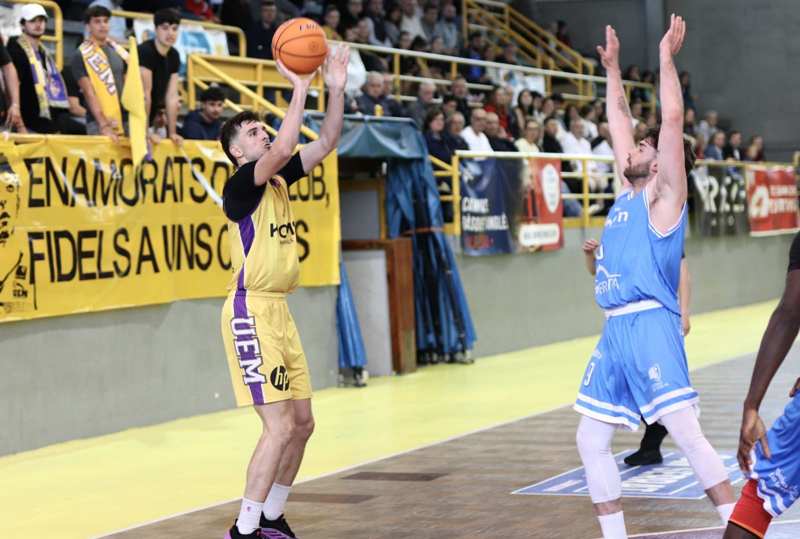 Timoner trata de defender a un rival en el partido de ida.
