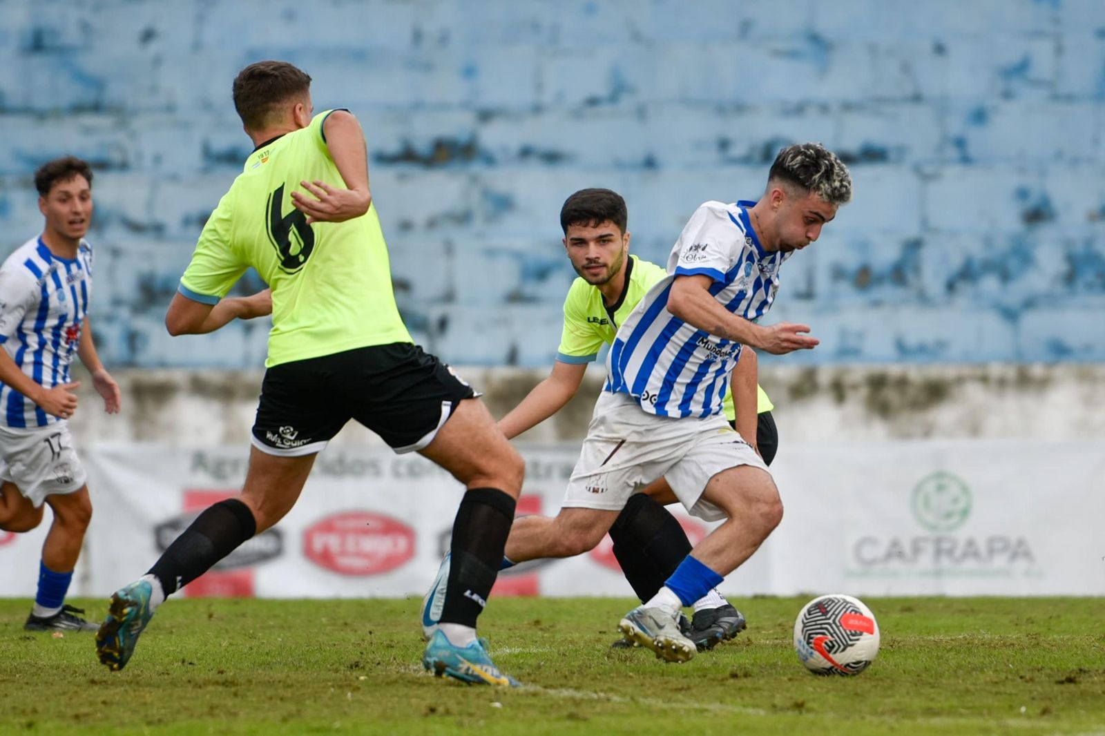 La afición reclamó un penalti sobre Manu Rojas.