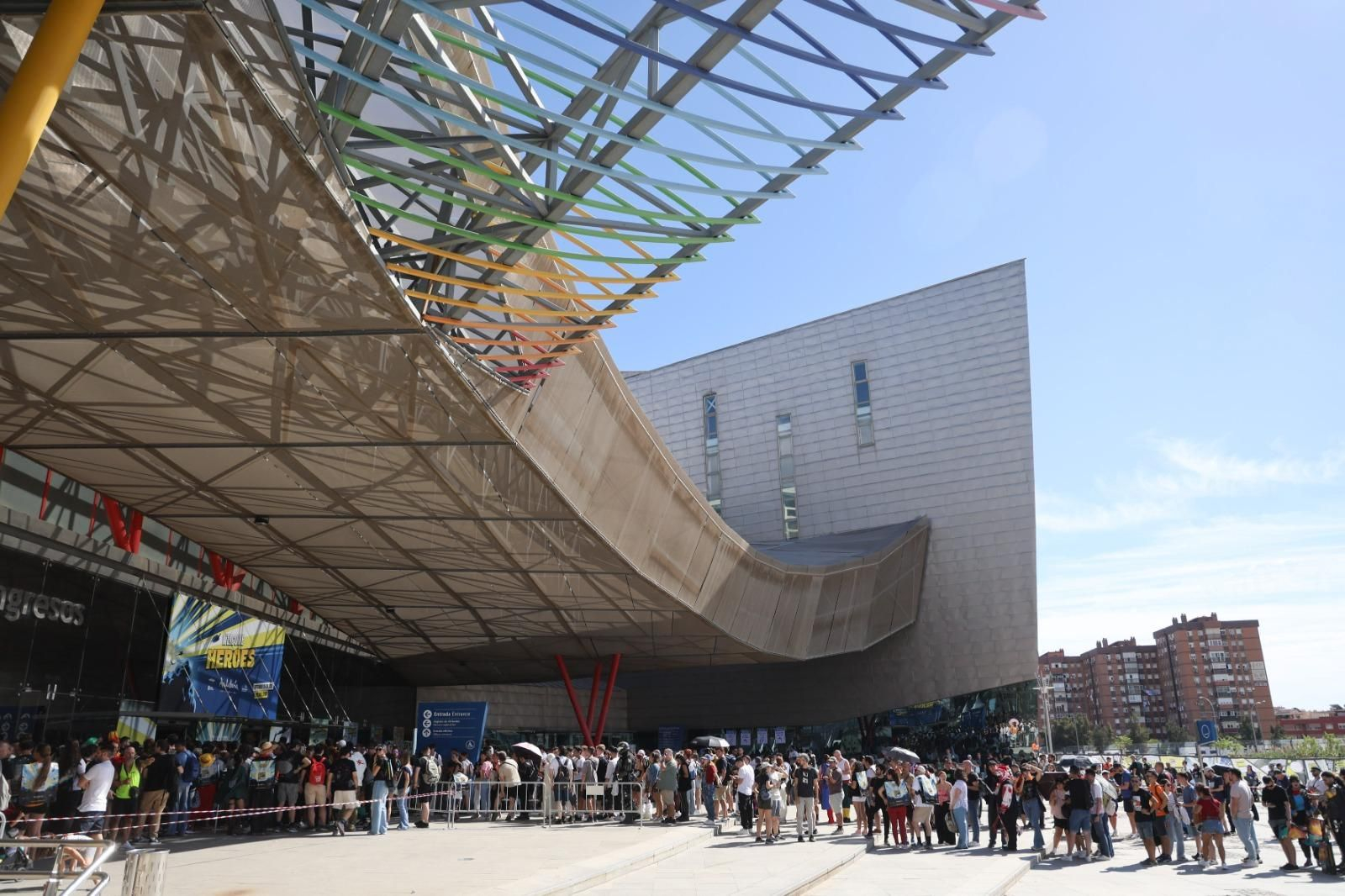 Exterior del Fycma, colas de personas esperando para acceder a la Comic-Con de Málaga.